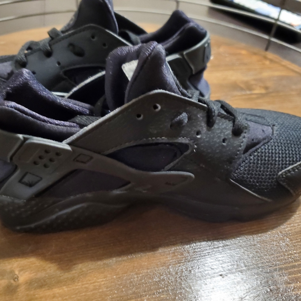 Unisex Black Huarache Nike sneakers kids size 1